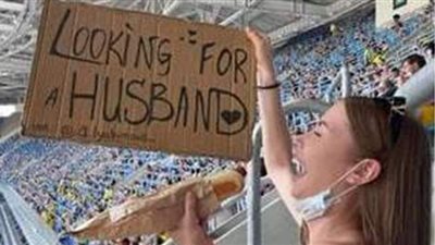 غرائب اليورو.. مشجعة روسية تبحث عن عريس داخل البطولة | صور