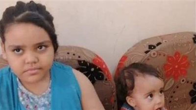 طعامهما الزجاج وإحداهما أدمنته بدلا من الرضاعة.. قدرات خارقة لطفلتين بالأقصر | فيديو