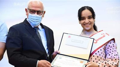 محافظ بورسعيد يكرم أوائل الشهادة الإعدادية ويشيد بالمنظومة التعليمية بالمحافظة | صور