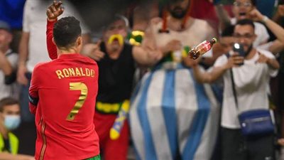 بعد أزمة كوكاكولا.. الجماهير تلقي زجاجات مياه غازية على رونالدو | صور