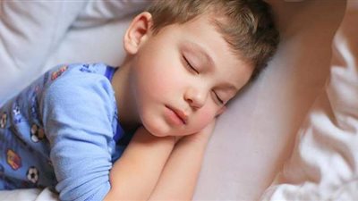 دراسة صادمة للأطفال والمراهقين.. عارض يحدث أثناء النوم ينبأ بالإصابة بهذا المرض