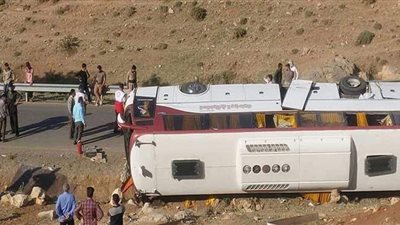 مصرع وإصابة عشرات الجنود في تصادم حافلتين وسط إيران