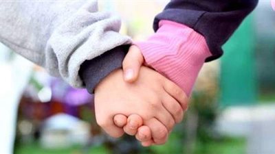 عبر جروب واتس.. سكان كومباوند في 6 أكتوبر يتكفلون بطفلتين تركهما أبواهما بمفردهما