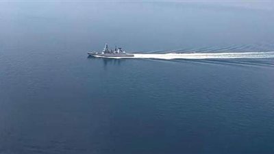 لحظة اقتحام المدمرة البريطانية للمياه الروسية | فيديو