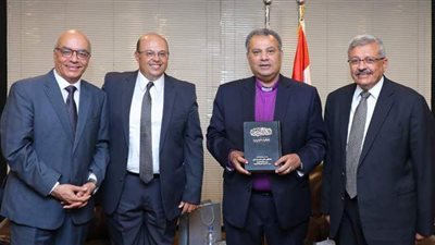 رئيس الإنجيلية يستلم أول نسخة من «الكتاب المقدس بالخلفيات التوضيحية»