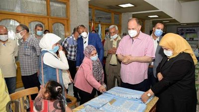 محافظ أسيوط يوزع أفران منزلية وماكينات خياطة على السيدات المعيلات | فيديو