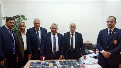 ضبط 57 هاتفا محمولا حاول موظفون تهريبها بمطار القاهرة | صور