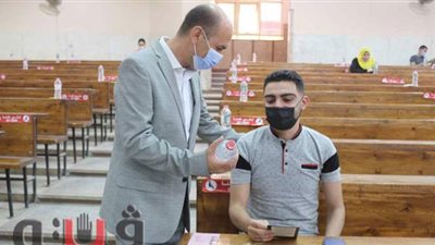 طلاب تجارة المنصورة يودعون زملاءهم في الفرقة الرابعة بكروت معايدة