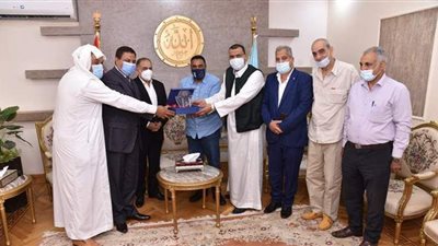 محافظ مطروح يكرم طبيبا استخرج 3 كيلو شعر من معدة مريض | صور