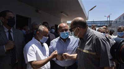 كامل الوزير يتفقد مشروعات النقل بأسيوط.. 14 محورا فى صعيد مصر بتكلفة 18.5 مليار جنيه.. واختصار مسافات المحاور لـ25 كم