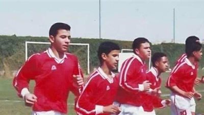 صورة نادرة لـ «عماد متعب» خلال مرحلة الناشئين بالنادي الأهلي