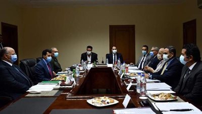 وزير الرياضة يبحث مع مسئولي استاد القاهرة المشروعات الاستثمارية والإنشاءات