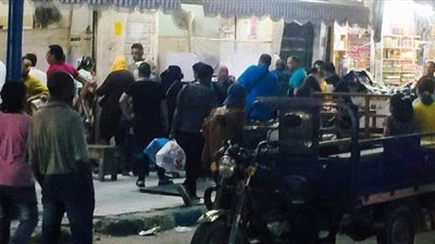 الرائحة تجذب المصطافين.. زحام على شراء اللب الأبيض في مطروح