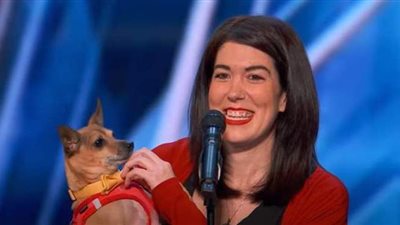 كلب يشارك صاحبته الغناء في برنامج المواهب الأمريكية | فيديو