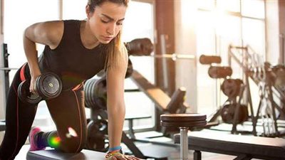 باستخدام زجاجات المياه.. تمارين رياضية صباحية تحافظ على اللياقة البدنية