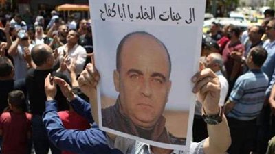 بمشاركة الآلاف.. تشييع جثمان الناشط الفلسطيني نزار بنات بالخليل | صور