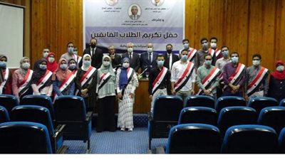 رئيس جامعة المنيا يكرم أوائل الطلاب بمنحة مالية شهرية