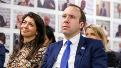 وزير الصحة البريطاني يعانق ويقبل مساعدته.. ومطالبات بالتحقيق | صور