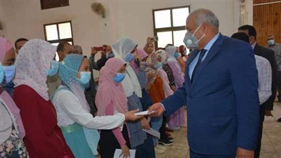 محافظ الوادي الجديد يكرم أوائل الشهادة الإعدادية بالداخلة وبلاط