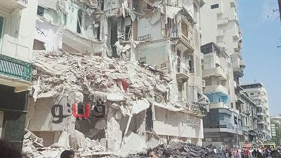 بث مباشر من أمام العقار المنهار بمنطقة العطارين في الإسكندرية