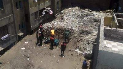 الجيزة ترفع 80 طن مخلفات من أعلى سطح عقار | صور