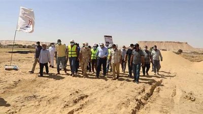 محافظ الوادي الجديد يتابع مشروعات حياة كريمة بأبو منقار