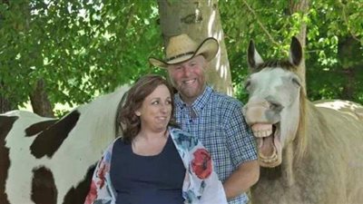 الحصان الضاحك يسرق الأضواء في جلسة تصوير الأمومة | صور