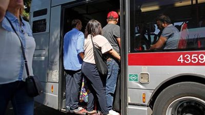 بسبب الكمامة.. مصري يعتدي على شخصين بسكين في أتوبيس بإيطاليا