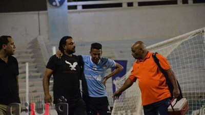 إصابة يحيى حامد لاعب المحلة بكسر في الضلوع بمباراة الاتحاد| صور