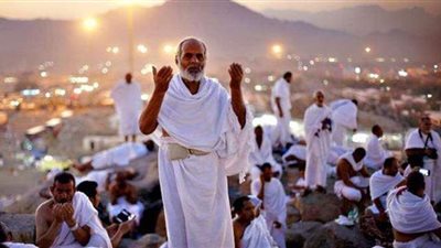 حكم الحج عن الوالدين وهل يجوز أداء الفريضة عنهما في عام واحد؟