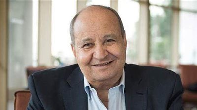 وضع لافتة عاش هنا على منزل الراحل وحيد حامد