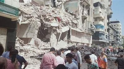 انتشال الضحية الرابعة من أسفل أنقاض عقار العطارين المنهار