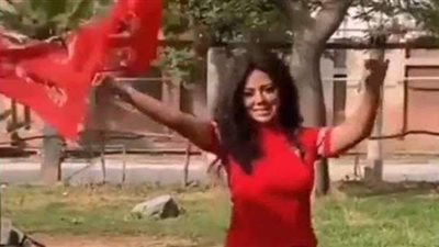 رانيا يوسف تثير الجدل بملابس بحر حمراء والنشطاء: يارب الأهلي يكسب