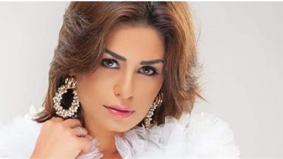 على طريقة رانيا يوسف.. منة فضالي تثير الجدل بأحدث ظهور لها بـ «المايوه»