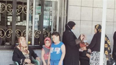 قاطنو العقار المنهار بالإسكندرية يفترشون الأرصفة