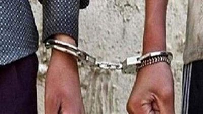 ضبط عاطلين بحوزتهما هيروين واسلحة نارية ببنها