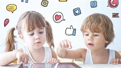 أستاذ طب نفسي يكشف أسباب لجوء الأطفال للسوشيال| فيديو