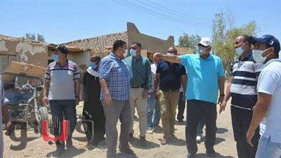 محافظ الوادي الجديد يتابع أعمال إنشاء المنازل بقرية أبو هريرة