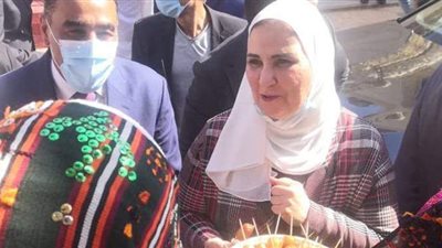 وزيرة التضامن تتناول البلح السيوي: «أحسن بلح في مصر» | فيديو وصور