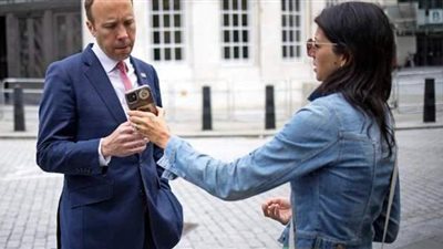 جينا كولادانجيلو.. من هي الفتاة صاحبة الصور الفاضحة مع وزير الصحة البريطاني؟