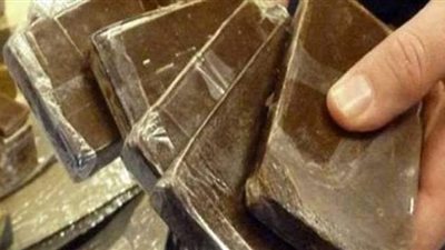 حبس سائق لاتهامه بحيازة 7 كيلو من مخدر الحشيش في سفاجا