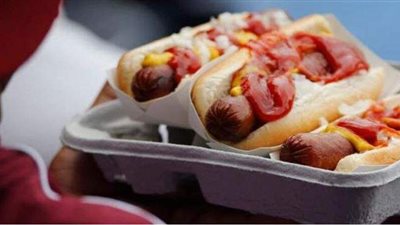 بعد طلب شطيرتي هوت دوج.. زبون يترك 16 ألف دولار إكرامية للنادل