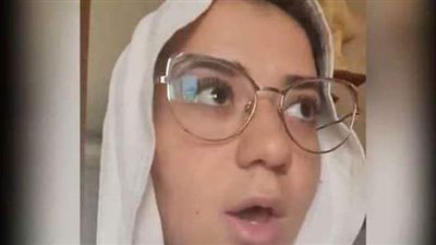 القصة الكاملة لمنع ابنة هبة قطب من نزول البيسين بمايوه شرعي