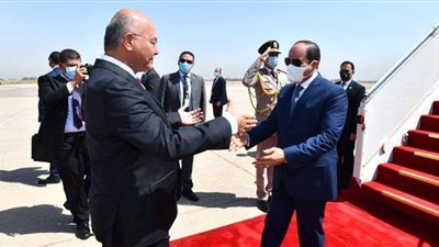 شاهد.. لحظة وصول السيسي إلى بغداد ولقاء نظيره العراقي