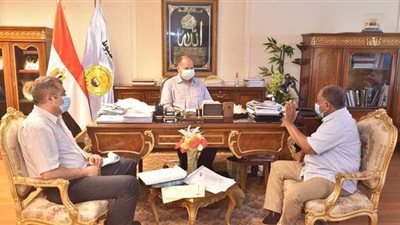 محافظ أسيوط يلتقي وكيل التموين للاطمئنان على توريد القمح وتوافر السلع بالأسواق