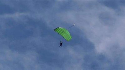 مصرع مدرب قفز بالمظلات وزبونه بعد سقوطهما من طائرة في أستراليا