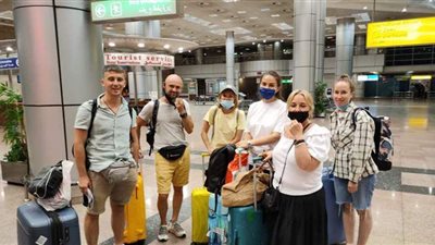 مطار القاهرة يستقبل وفدا من التلفزيون الروسي لزيارة المعالم السياحية | صور