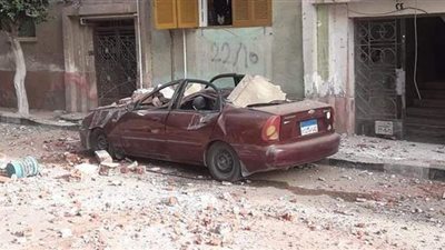 تهشم سيارتين في انهيار شرفة عقار مكون من 11 طابقا بالإسكندرية