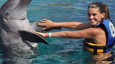 بعد شهور من حفل زفاف أسطوري.. امرأة تنعى زوجها الدولفين وتؤكد: لن أتزوج بعده