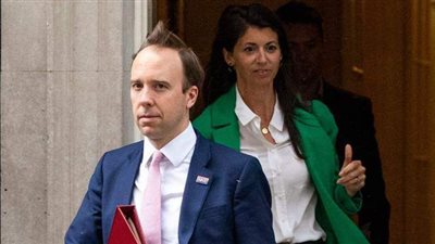 القصة الكاملة لأزمة الصور الفاضحة لوزير الصحة البريطاني مع مساعدته | صور